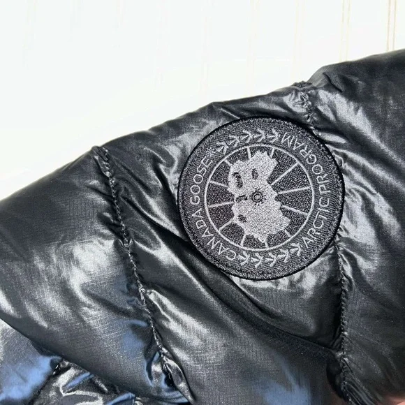 Canada goose, hooded crofton down puffer, size small in men.